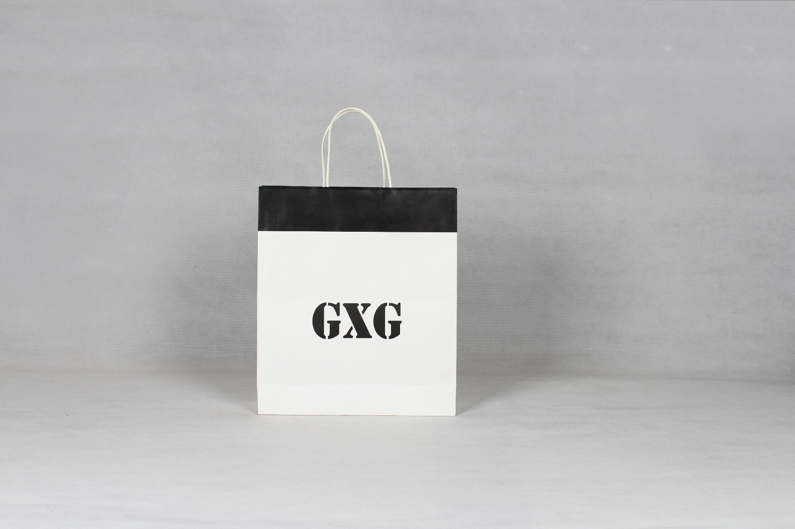 覆膜與不覆膜的服裝紙袋哪個(gè)好？